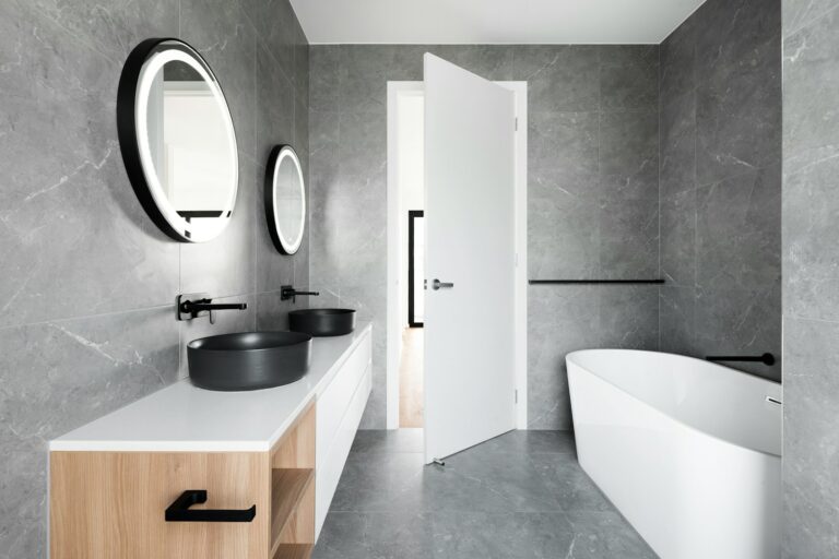 Projektowanie łazienek z myślą o użytkowniku: Wybór armatury i ceramiki łączącej estetykę z funkcjonalnością
