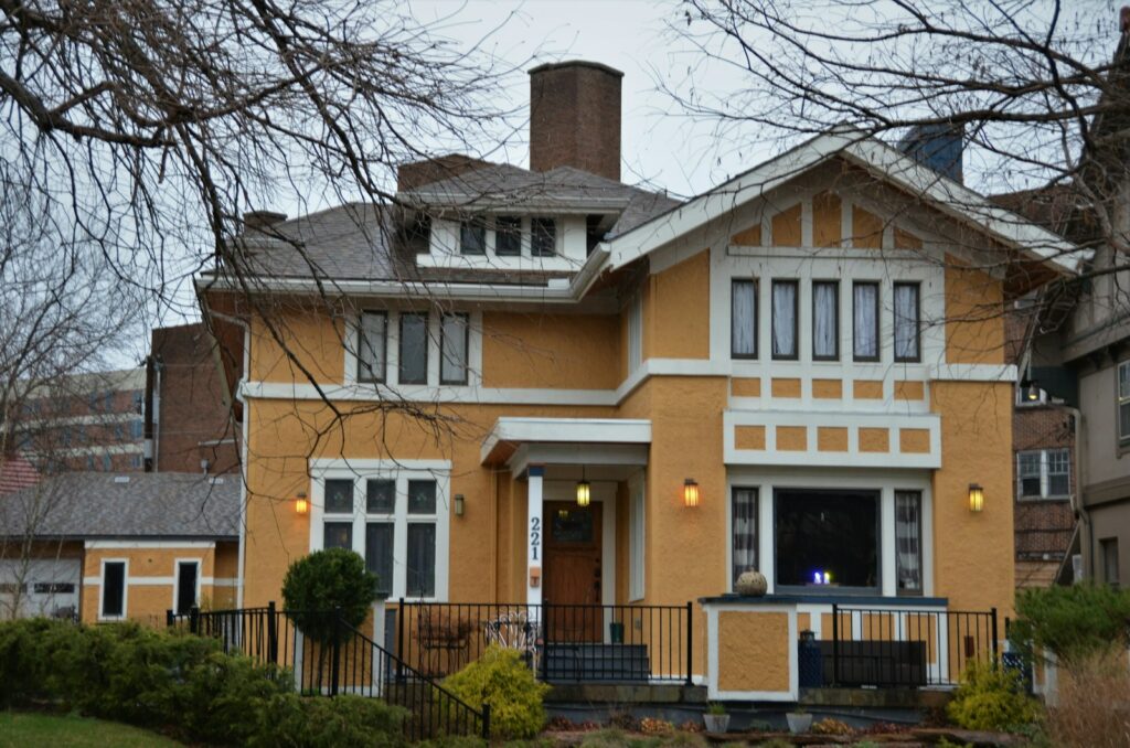 Parapety zewnętrzne - niezauważany element, który może zdefiniować charakter Twojego budynku